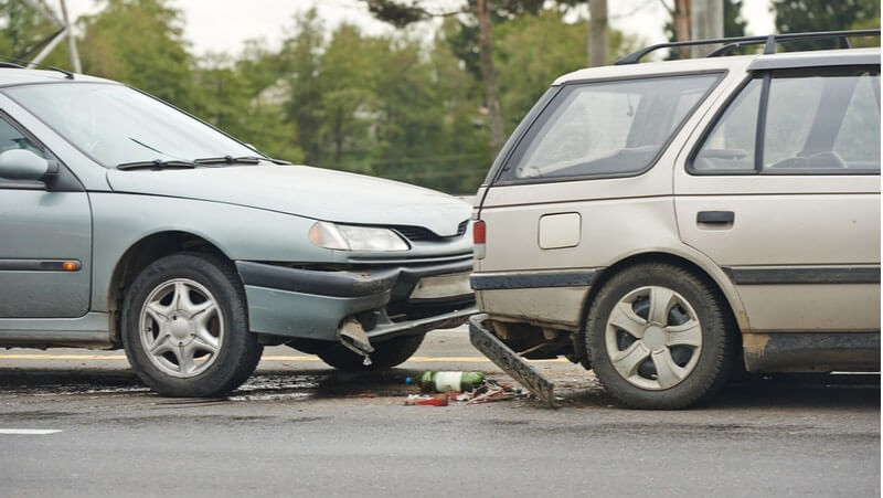 ¿Qué ocurre si tengo un accidente automovilístico en un vehículo de la empresa?