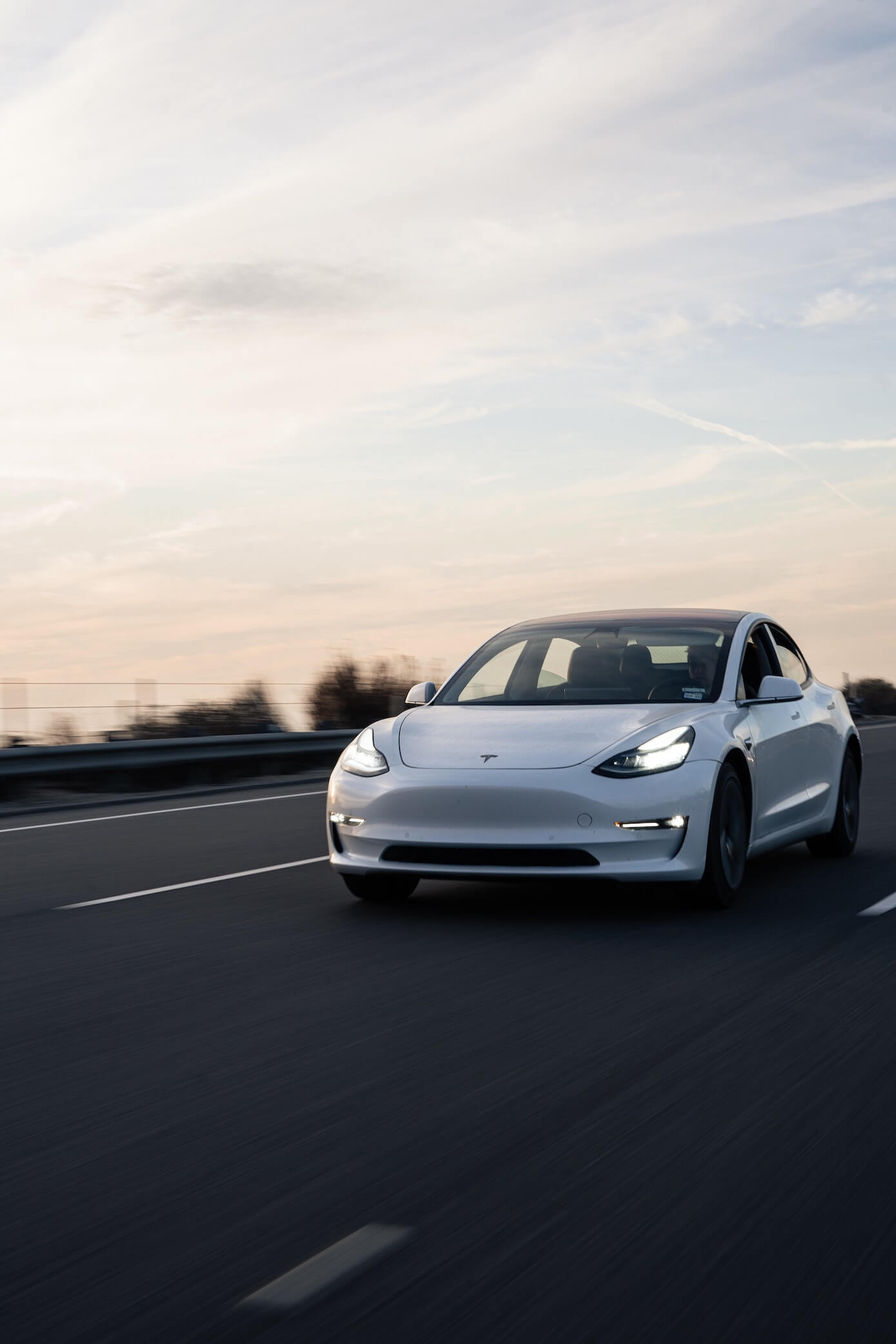 Dos hombres de Texas fallecen en accidente de Tesla con piloto automático